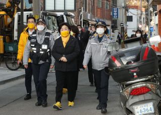 여성경찰관과 마포구 도보 순찰하는 심상정