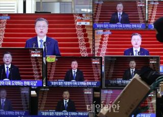 [데일리안 여론조사] 文 긍정평가 42.9%…선거중립성 46.7% '부정적' 평가