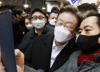 설 맞아 고향 찾는 이재명…성묘 후 종친회 인사