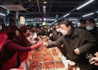 집에서 '요리 담당' 윤석열, 설 연휴 맞아 시장 방문해 "아이 살찌겠네"