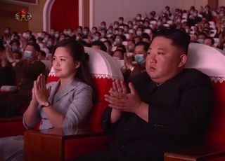 북한 김정은, 리설주와 설 명절 경축공연 관람