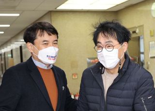 김경율 회계사와 대화하는 김진태 위원장