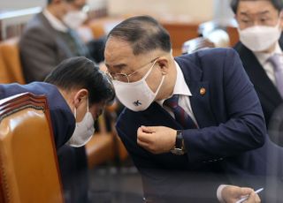 기재부 최상대 예산실장과 대화하는 홍남기 경제부총리