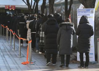 거리두기 연장 소식에 온라인도 시끌…"위중증 감소세 vs 연휴 여파로 불가피"