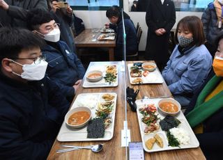 시화공단 노동자들 만나 함께 식사하는 심상정 대선 후보