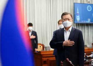 문대통령 "확진자·격리자 투표권 행사 차질 없도록 하라"