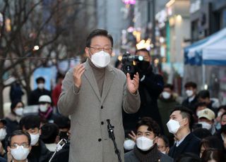 "대통령 당선되면 지난 2년 손실 다 보전"…이재명, 전통시장서 즉석연설