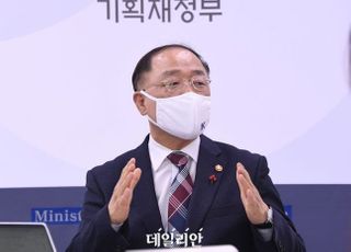 홍남기 ‘비겁한 변명’에 멍든 세제실 [박상인의 마부작침]