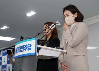 굳은 표정의 김혜경씨