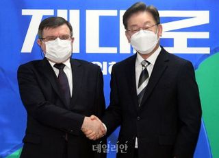 "북한 통해 유럽 갈 수 있길"…이재명, 러시아대사 접견