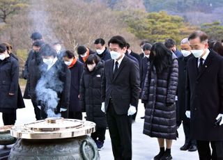 현충탑 참배하는 안철수 대선 후보