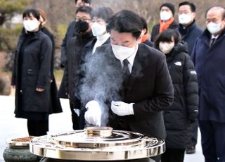 안철수 현충탑 참배...부인 김미경 확진으로 일정 잠정 중단