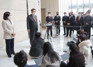 윤석열 "여론조사 단일화, 고민해보겠지만 아쉬운 점 있다"