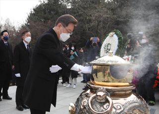 박정희 묘역 참배하는 이재명