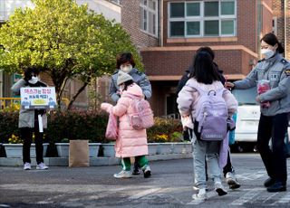 "정부가 학교에 떠넘기나요?"…교사 98% "학교 자체 방역체계 반대"