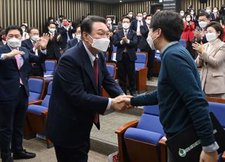 이준석 대표와 악수하는 윤석열 후보