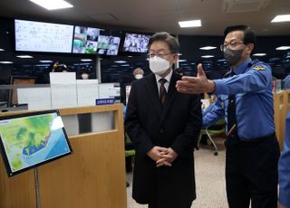 부산항 해상교통관제센터 찾은 이재명 후보