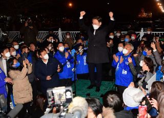 이재명, 공식 선거운동 첫날 0시 부산항 방문