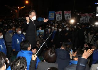 공식 선거운동 첫날, 부산항 찾아 즉석연설하는 이재명