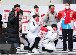 윤석열, 정책공약 행복배달 퍼포먼스