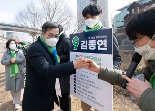 지지자들과 인사하는 김동연