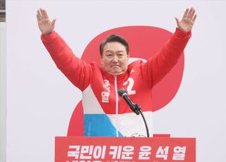 지지자들 환호에 응답하는 윤석열