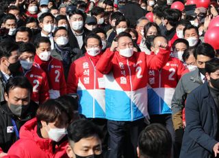 대구 도착해 유세차량 향하는 윤석열