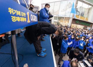 시민들에게 인사하는 이재명