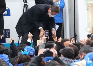 시민들과 인사 나누는 이재명 후보