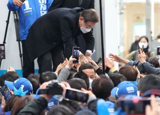 대전 시민들과 인사 나누는 이재명