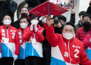 가덕도 신공항 조속 착공 퍼포먼스하는 윤석열