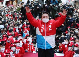 부산 서면 찾아 손들어 지지 호소하는 윤석열