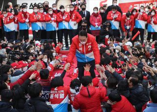 부산 지지자들과 악수하는 윤석열