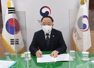 홍남기 “고용 질적 측면 개선세 뚜렷…감회 남달라”