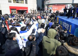 강남역 유세에서 지지 호소하는 이재명 후보