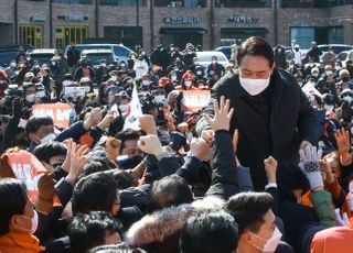 용인 수지 시민들과 인사하는 윤석열