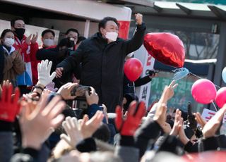 어퍼컷 세레머니하는 윤석열