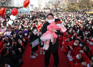 어린이들과 기념촬영하는 윤석열