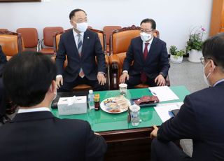 추경안 논의하는 홍남기 경제부총리와 이종배 예결위원장-여야 간사