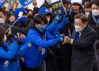 선거운동원들과 인사하는 이재명 후보