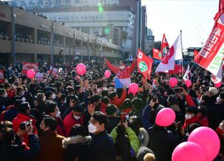 서초 지지자들 향해 손 들어올린 윤석열