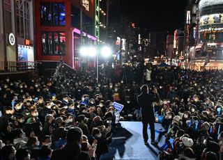 홍대 거리에서 청년세대 표심 잡기 나선 이재명 후보