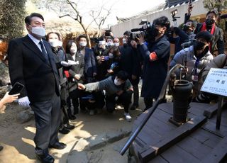 구미 찾아 박정희 전 대통령 생가 둘러보는 윤석열 국민의힘 후보