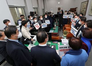 예결위원장실 찾아 이종배 위원장에게 항의하는 민주당 예결위원들