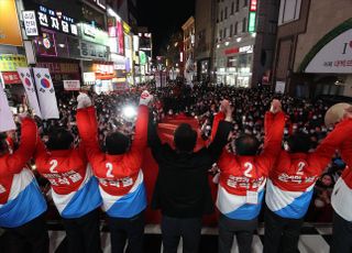 대구 지지자들에게 인사하는 윤석열