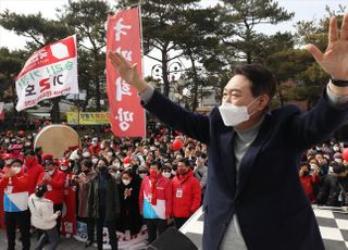 지지자들 환호에 응답하는 윤석열