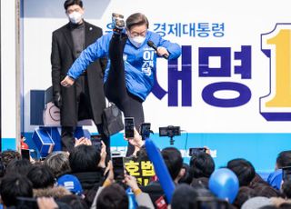 '축구의 도시' 전북 찾은 이재명, 강력한 슈팅!