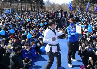 이재명, 수원서 태권도복 입고 송판 격파 "프로에게 맡겨 달라"