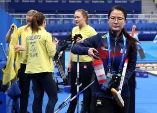 ‘씁쓸한 팀 킴’ 한국에 졌던 영국 금메달…일본 기권