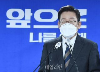 한국이 곧 기축통화국?…李 근거로 든 전경련도 "국채 속도 조절해야"